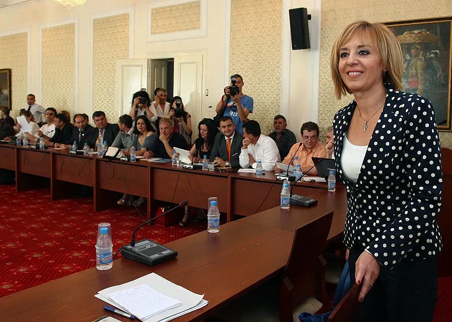 Манолова: Няма да има оставка, защото хората не искат това