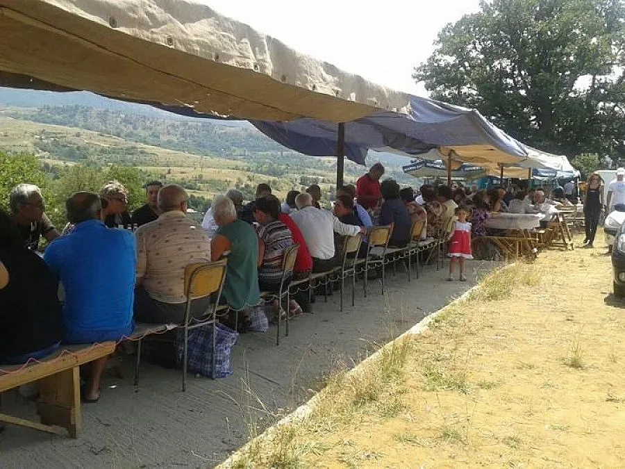 Брат на загинал миньор даде курбан под вековен дъб