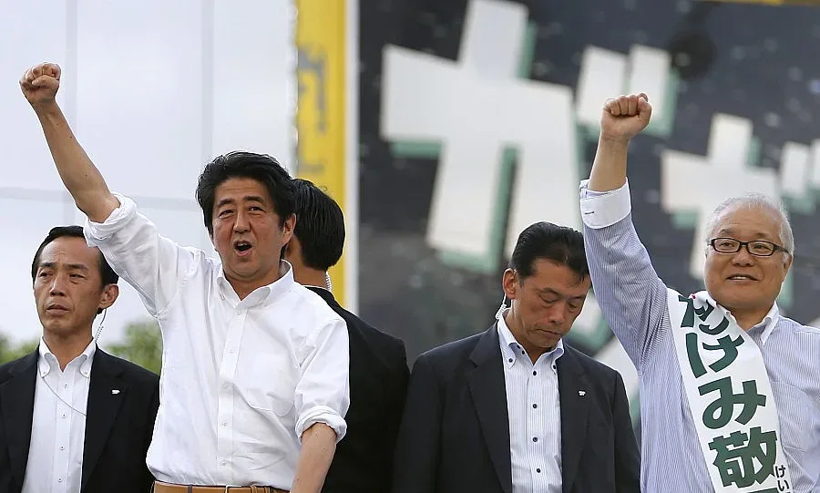 Премиерът Абе печели изборите в Япония