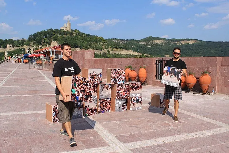 Бъдещи архитекти с пъзел пред Царевец