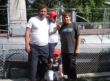 Вуцов: В колата ми звучат "Куин"