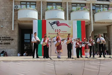 С венци, цветя и концерт почитат Илинденската епопея