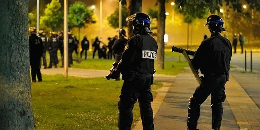 Момче е пострадало тежко при сблъсъци в Париж