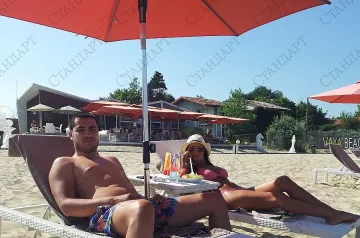 Глезят туристите в Иракли с екзотични плодове