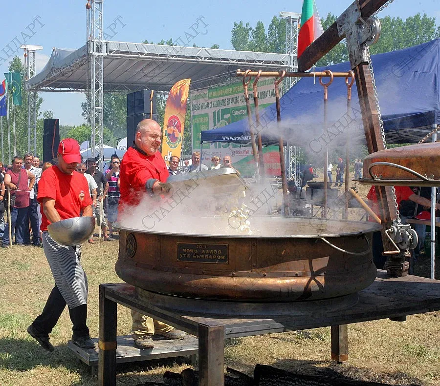 Ути готви курбан за Илинден край тракийска гробница