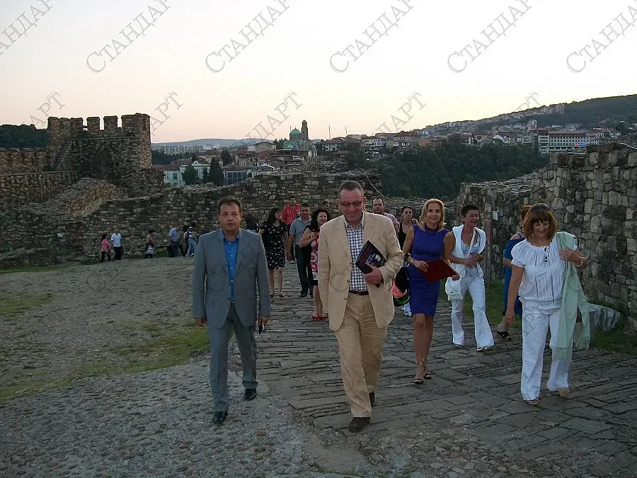 Министър Стоянович изгледа "Тоска" на открито