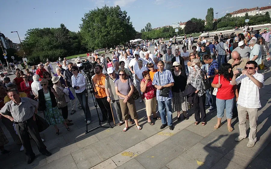 Контрапротестът изпълни пространството пред НДК