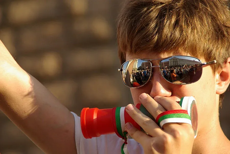 На живо: Протест под ритъма на българско хоро