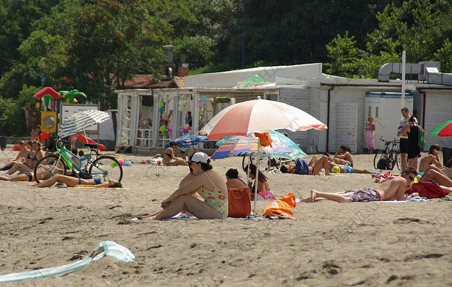 Студенти без ценз лекуват на плажа