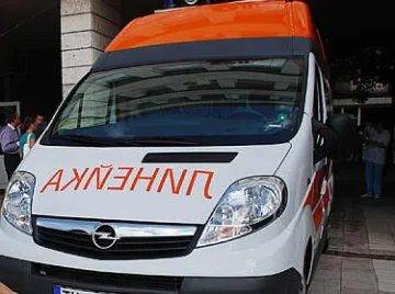 Двама загинаха след удар в дърво