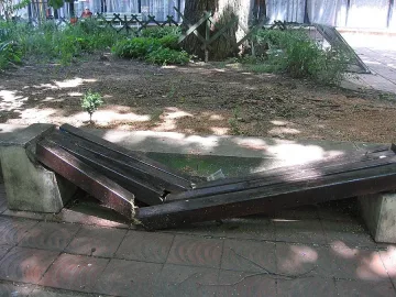 Вандали съсипват контейнери и пейки в Монтана 