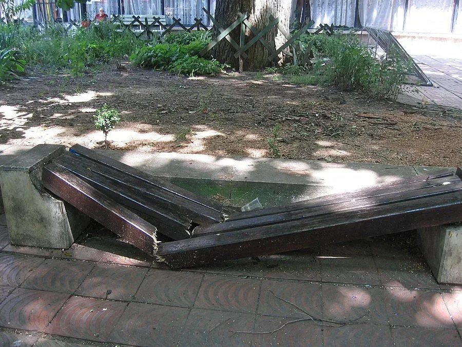 Вандали съсипват контейнери и пейки в Монтана