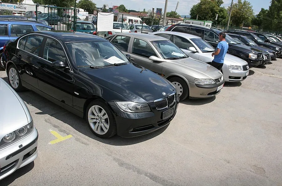 Продажбите на нови коли регистрираха спад от 8%