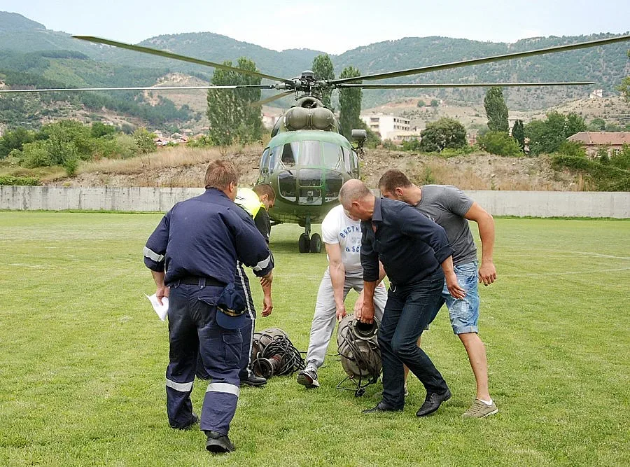 Четвърти ден надежда за затрупаните под земята