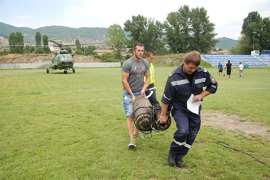 Търсят път към Иван и Ники с голи ръце