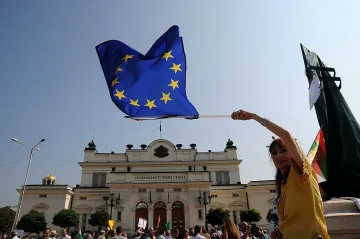 Линейки спасяват депутати от окупирания парламент