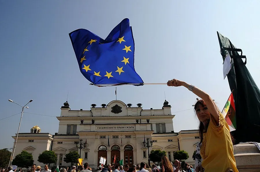 Линейки спасяват депутати от окупирания парламент