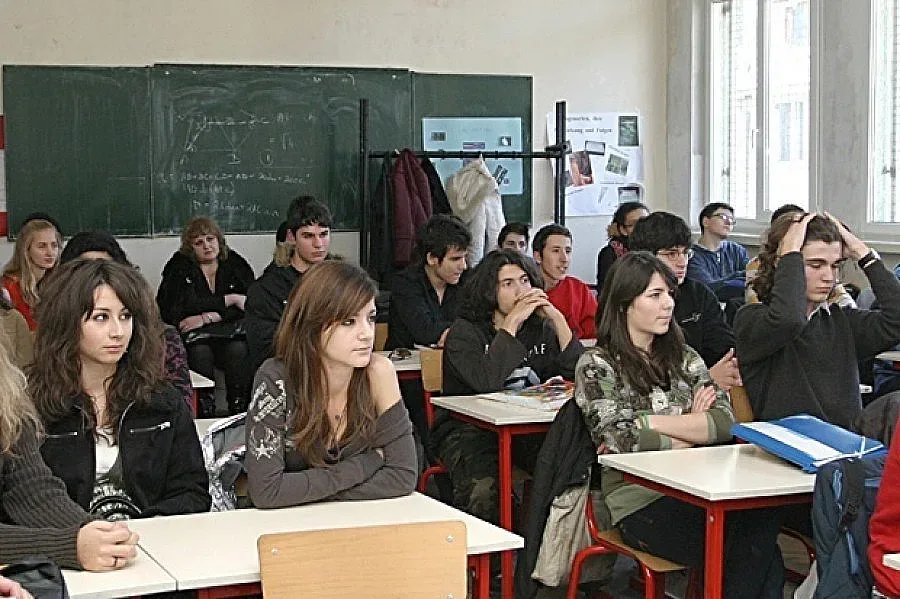 Обособяване на часовете по български и литература