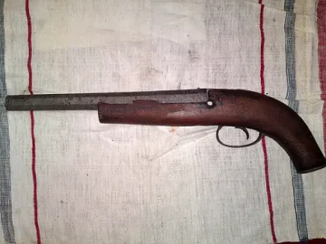 Правнук на войвода дари пистолет реликва