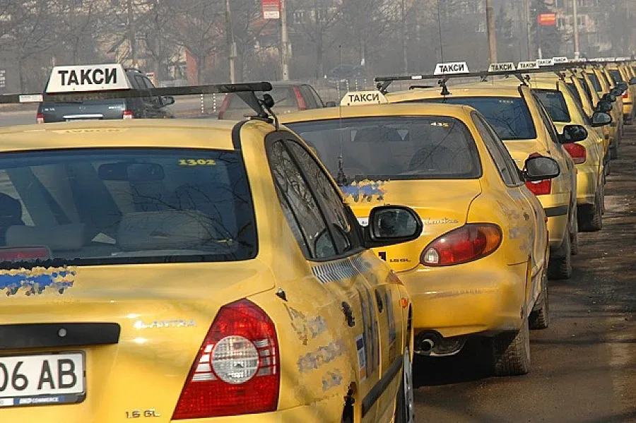 Повечето таксиметрови шофьори без трудови договори
