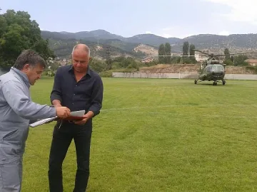 Военен хеликоптер докара две помпи за спасителите в рудника