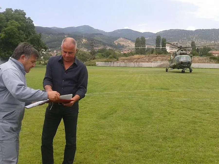 Военен хеликоптер докара две помпи за спасителите в рудника