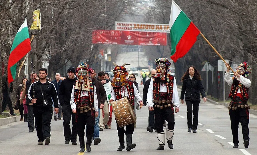 Кукери и маи танцуват пред общината във Велико Търново