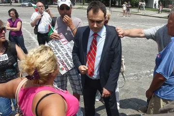 Протестиращи нападнаха с домати депутат от БСП