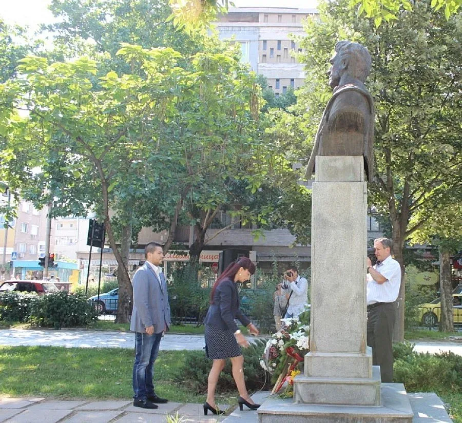 Венци и цветя за Апостола в Благоевград