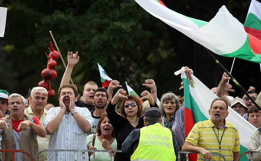 Човек се опита да се самозапали на "Орлов мост"