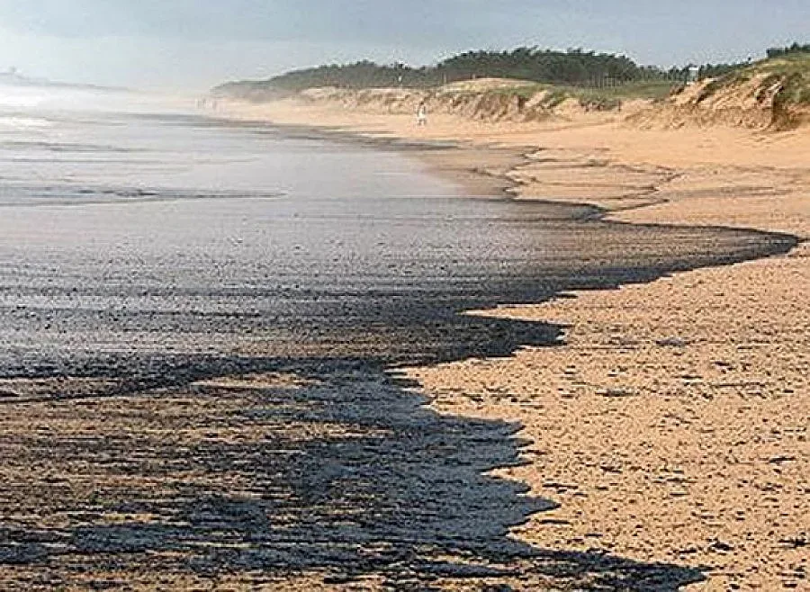 Кипър трепери от 100 т нефт в морето