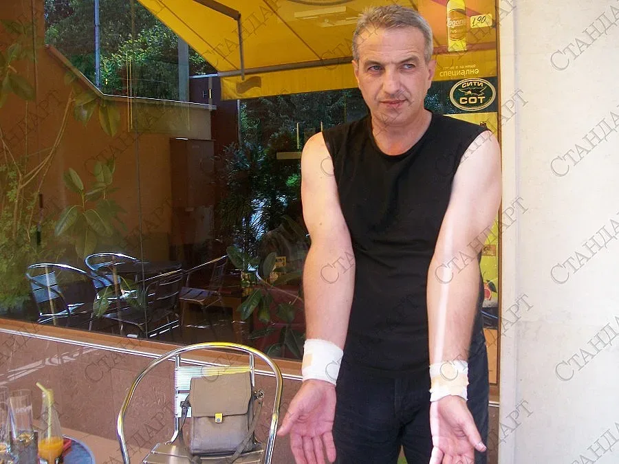 Полицаи оковаха и биха психиатър