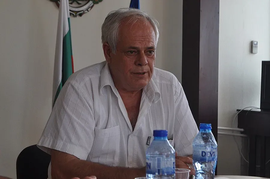 Осем чиновници в Област Разград работили едно и също