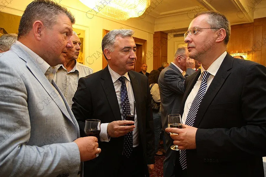 Станишев и двама съпартийци почерпиха за новородени