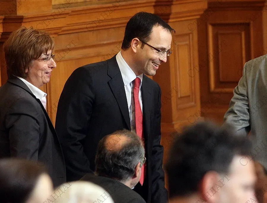 Мавродиев: В КФН няма данни за сделка с "Доверие"