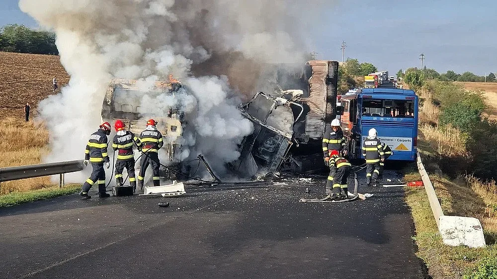 Неистов страх на магистрала "Струма"! Подпали се автобус в движение