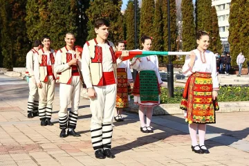 Хлапета танцуват за 50 000 долара