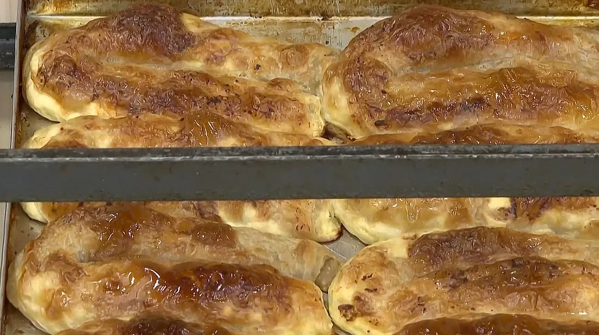 Палмови мазнини и фалшиво сирене! Цакат ли ни баничарите?