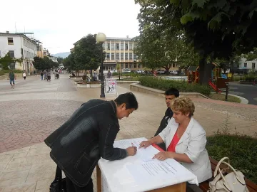 9000 смолянчани се подписаха в подкрепа на Орешарски