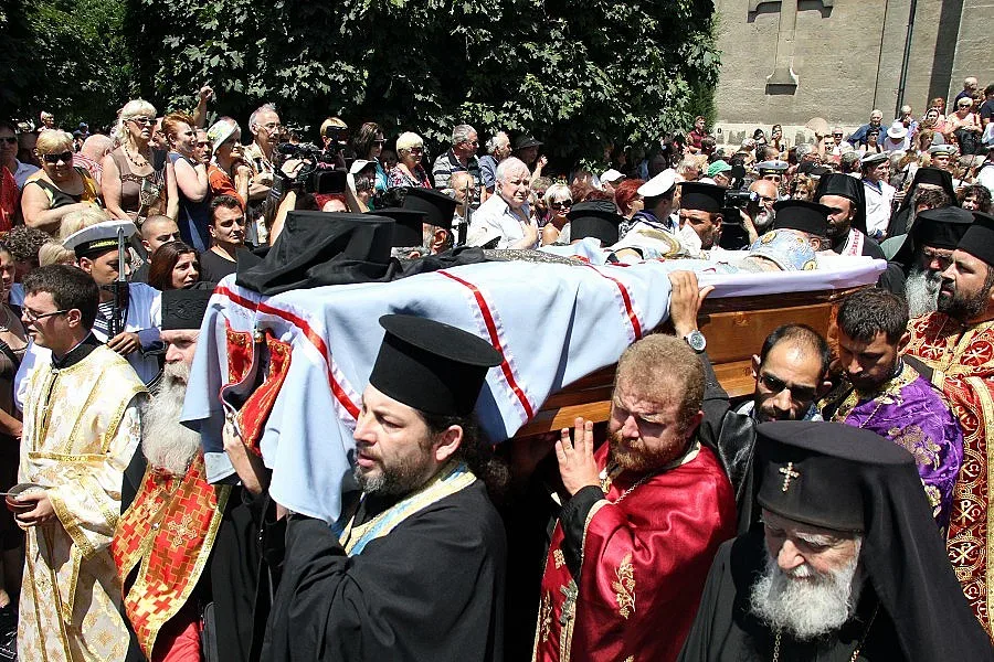 Обвиниха деловодителка, претупала погребението на дядо Кирил