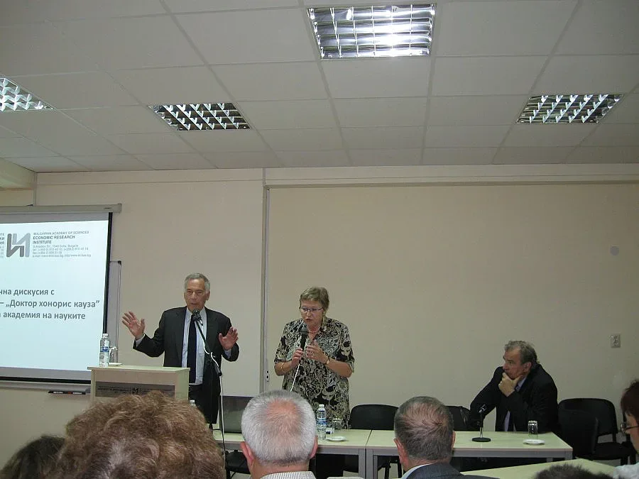 Ханке ни посъветва да не бързаме с приемането на еврото