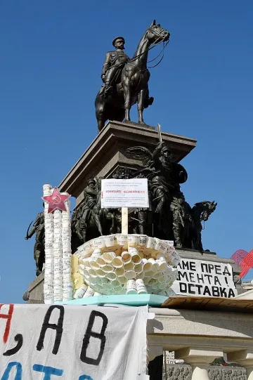 Фандъкова моли протестиращите да пазят паметниците