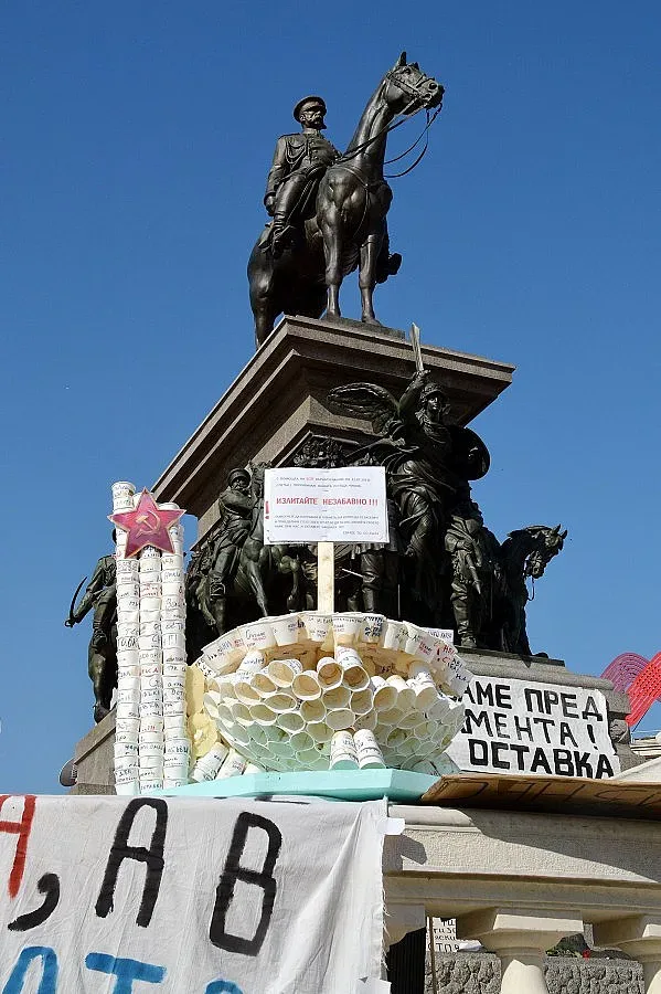 Фандъкова моли протестиращите да пазят паметниците