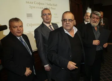 Църква и миряни в залпов огън срещу Божидар Димитров