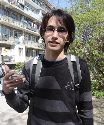 Тео зубри английски с китайци и руснаци