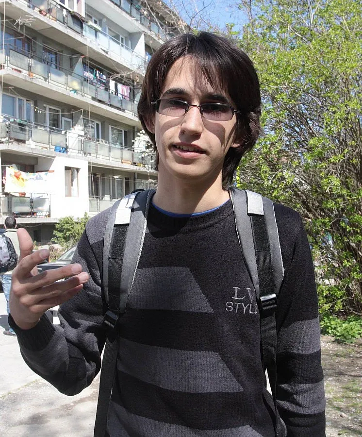 Тео зубри английски с китайци и руснаци