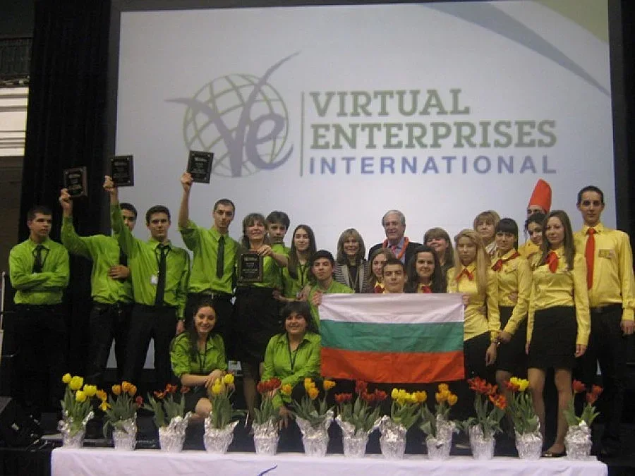 Тийнейджъри управляват фирми, банки, митници и НАП в клас