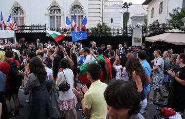 Рушат Стената пред немското посолство