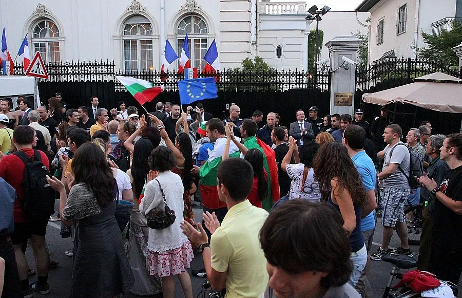 Рушат Стената пред немското посолство