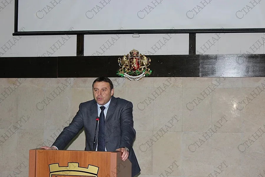 Кмет решава 60-годишен проблем на квартал